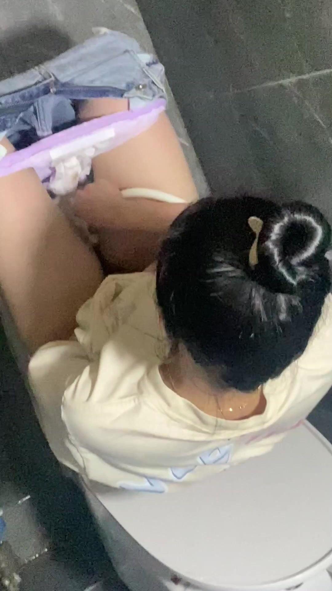 seri đặt cam quay lén nhà vệ sinh nữ em nào đít cũng to lồn múp - phần 42